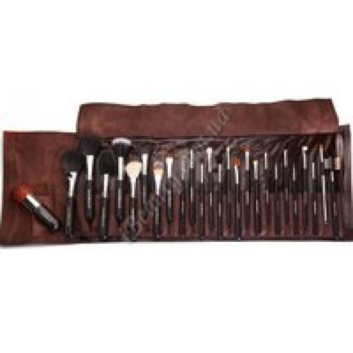 Набір з 26 пензлів у коричневому чохлі.